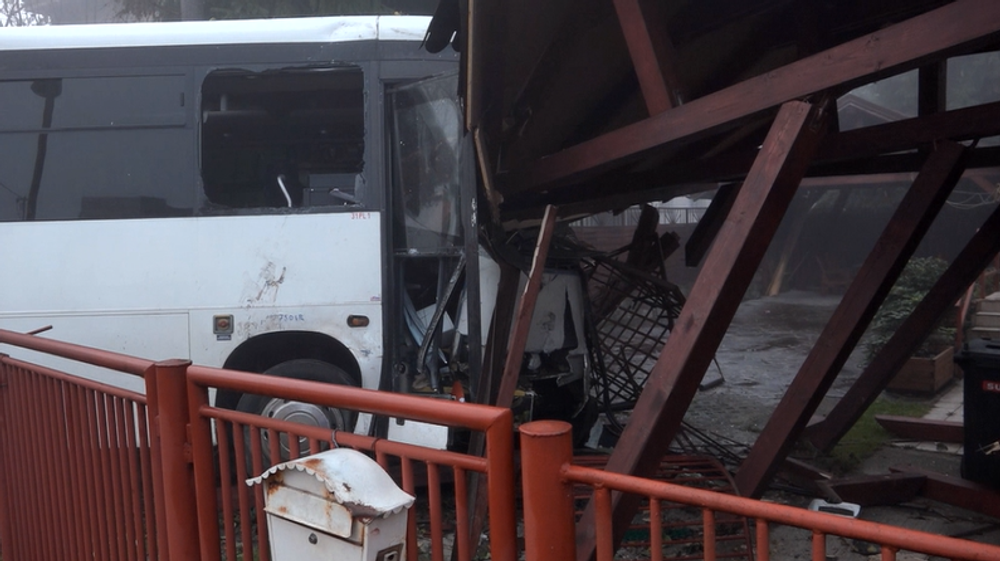 Pri vážnej dopravnej nehode sa zrazil autobus s dodávkou. Viacero cestujúcich sa zranilo