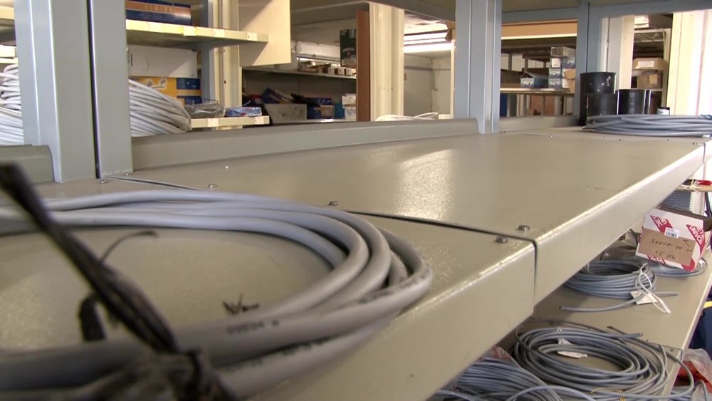 [multi] Vykradnuta elektropredajna 11