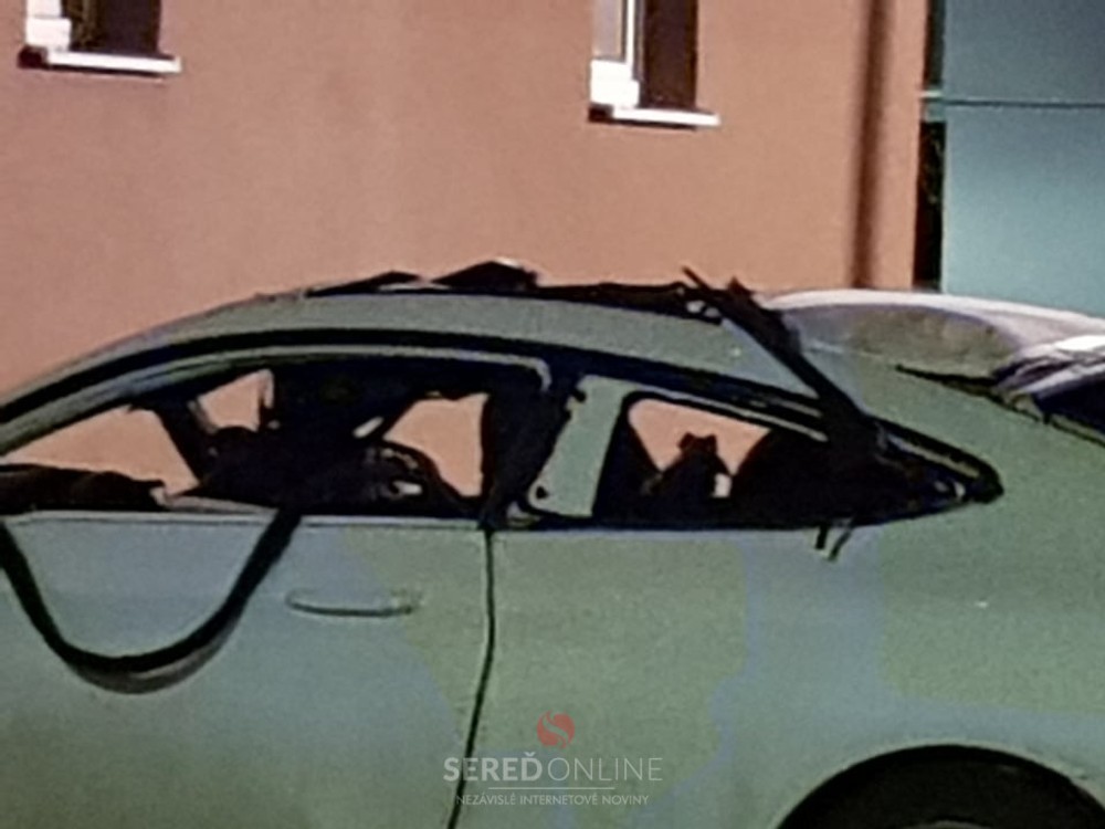 V Seredi vybuchlo pod bytovkou luxusné auto 7