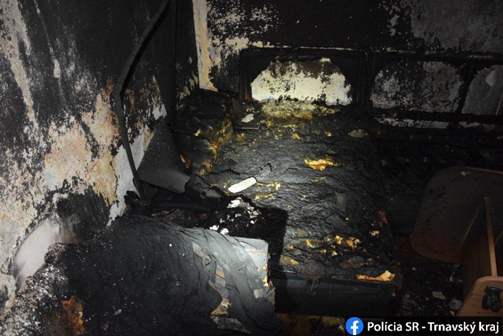 Byt zhorel do tla. Pri záchrane sa zranili aj traja policajti
