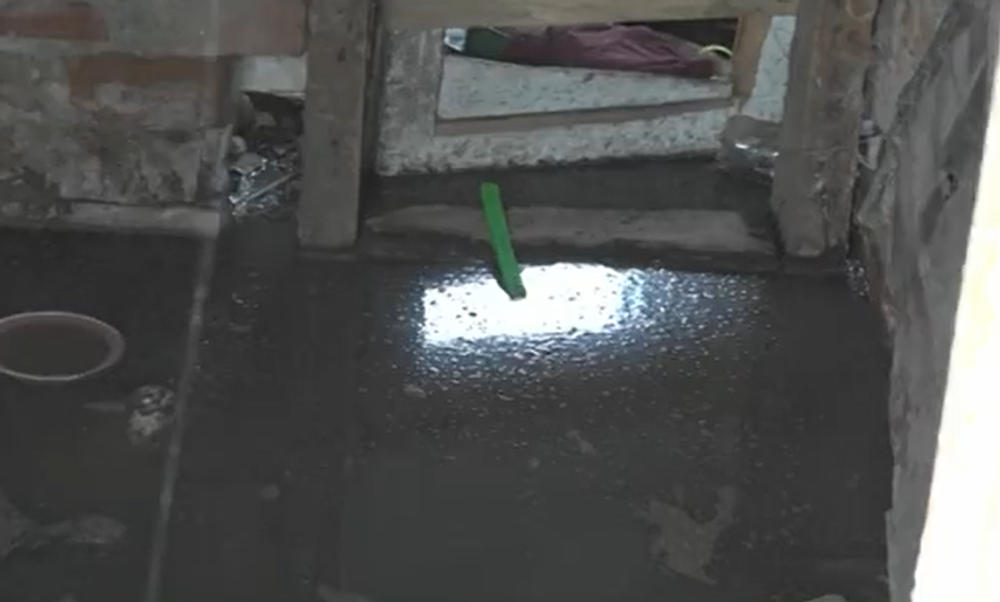 Výkaly z kanalizácie zatopili obyvateľom pivnice