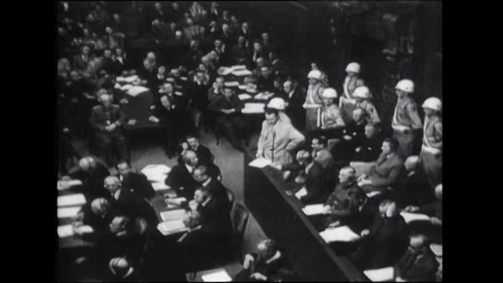 Záber z filmového záznamu vyhotoveného počas Norimberského procesu, ktorý zachytáva stojaceho Hermanna Göringa.