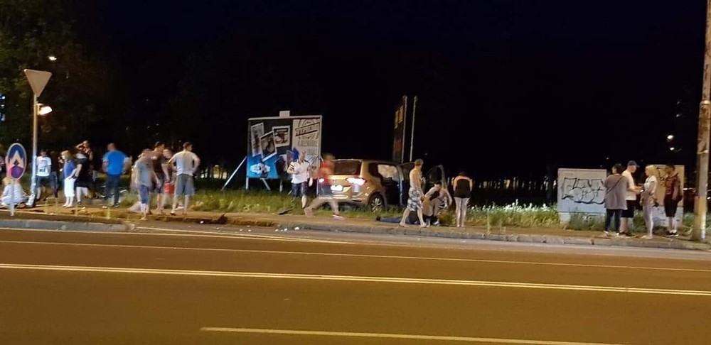 Tragická nočná autonehoda: Štyri osoby sú v kritickom stave, jedno z áut dokonca zachytilo chodca na prechode