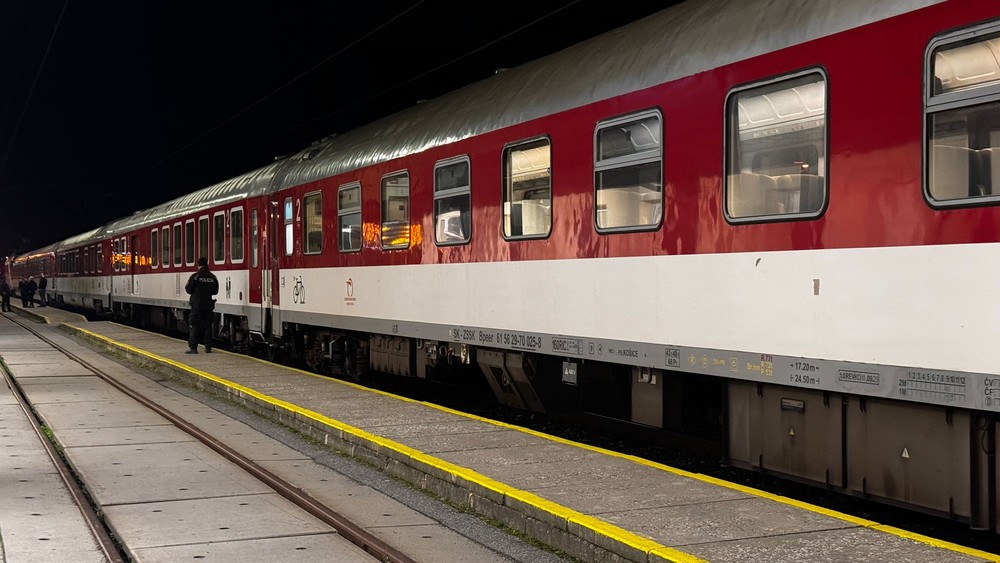 Pobodaná žena vo vlaku