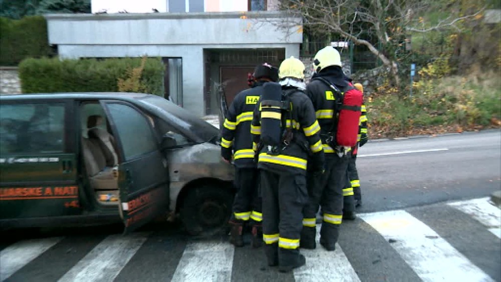 Horiace auto v smere na Kolibu862