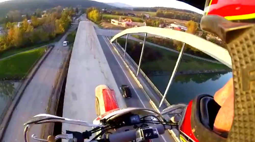 Kaskadérsky kúsok, z ktorého až mrazí. Video si zaslúžilo pozornosť celého internetu, ale aj polície