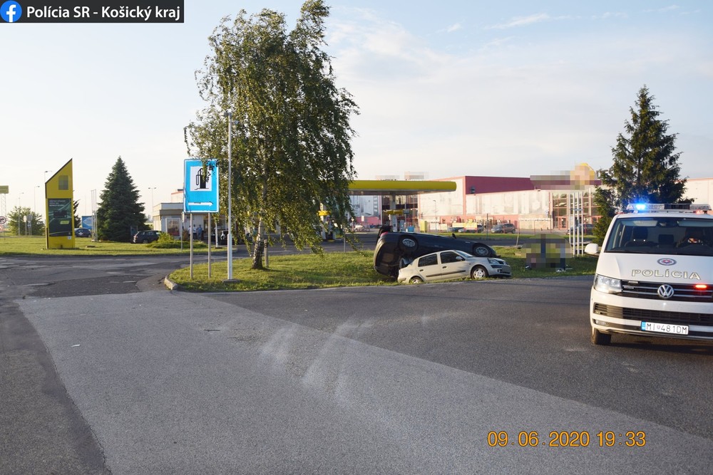 Pre predbiehaní skončil na streche pred ním idúceho auta, na krku má už obvinenie 