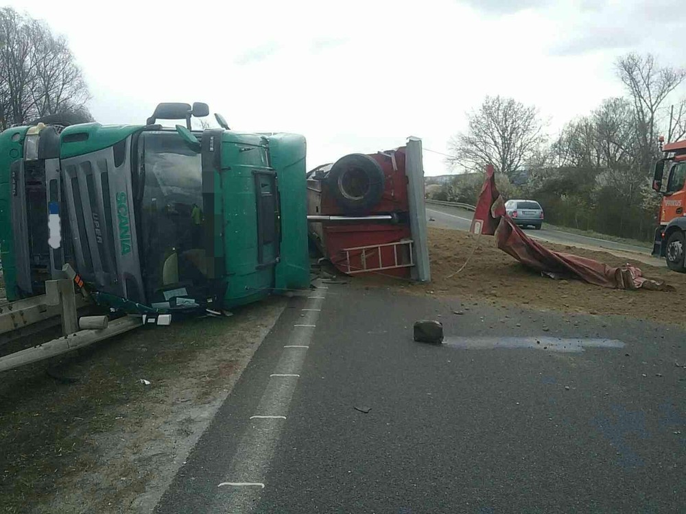 Diaľnicu D2 zablokovala nehoda