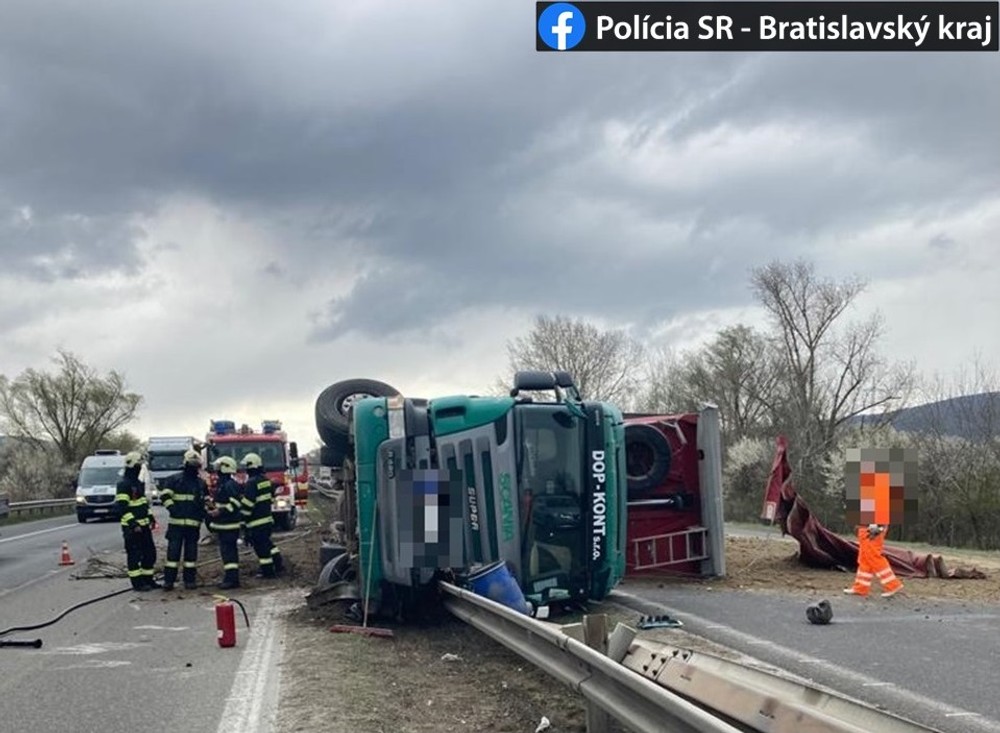 Diaľnicu D2 zablokovala nehoda