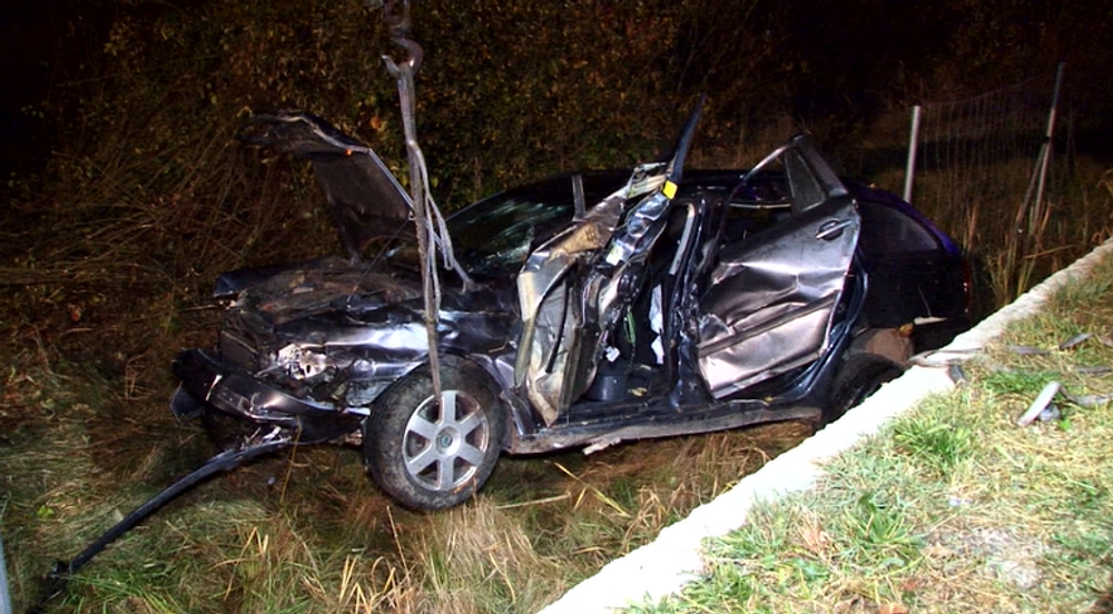 Vážna autonehoda na R1. Auto sa niekoľkokrát prevrátilo a skončilo na streche mimo cesty