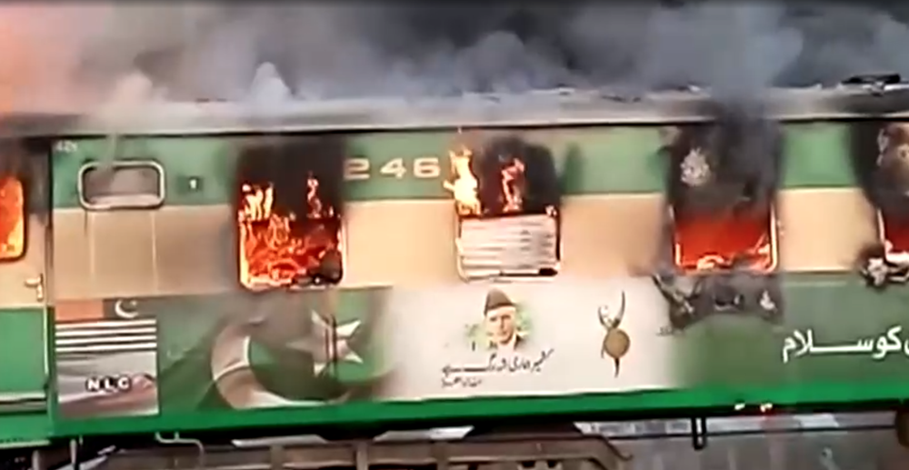 Idúci vlak zachvátil požiar, pripravil o život desiatky ľudí