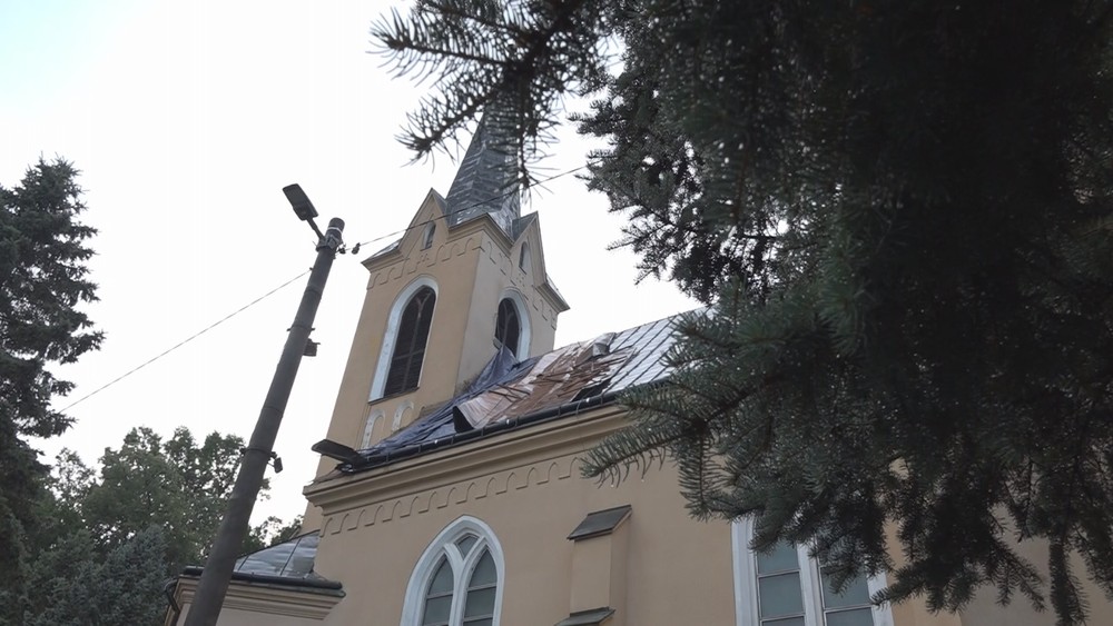 Poškodený kostol v Kochanovciach
