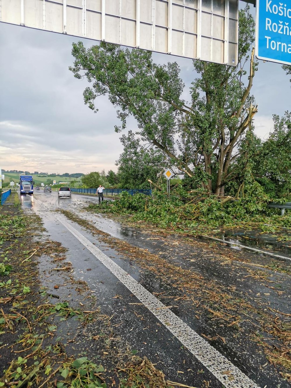Silná búrka polámala stromy