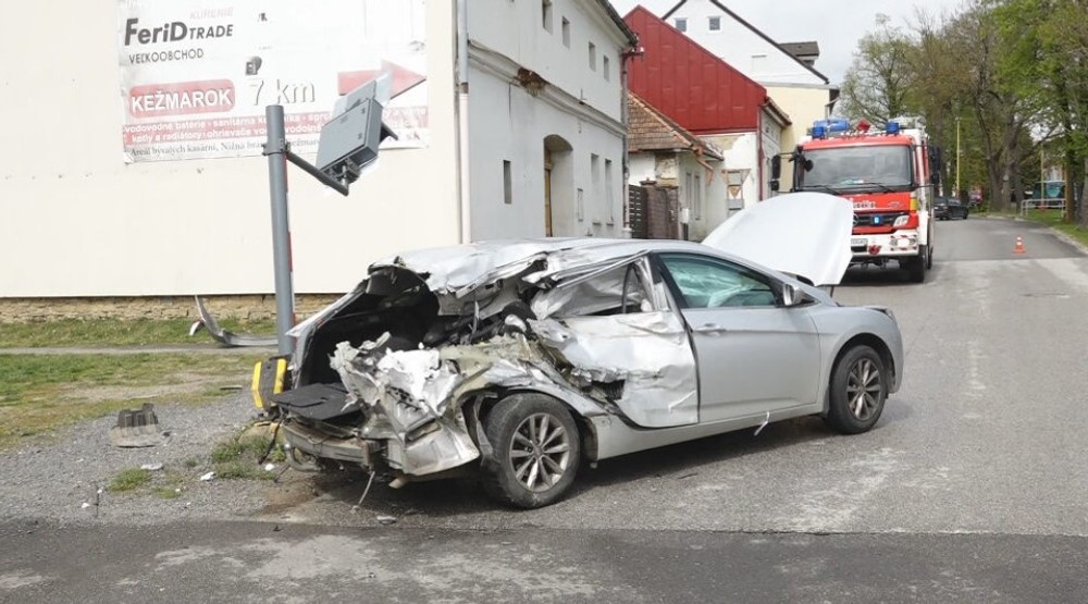 Zrážka auta s vlakom Veľká Lomnica (10)