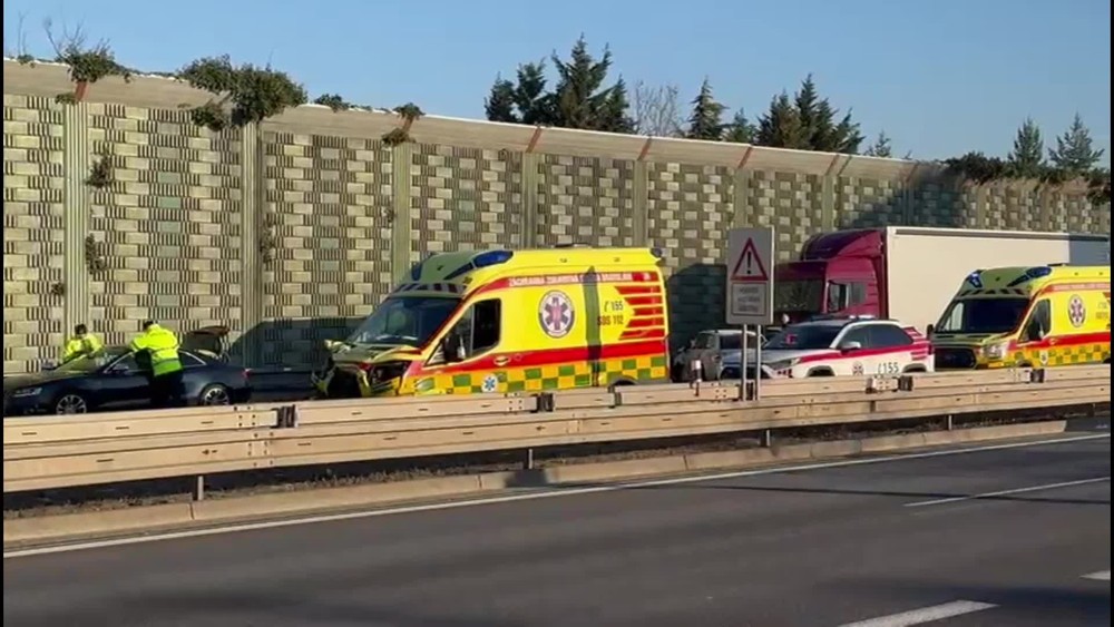 [multi] na dialnici sa zrazila sanitka s autom 3377