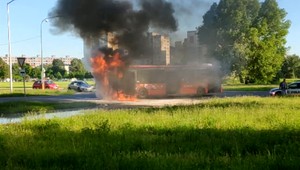 Cestujúci v Bratislave vystupovali z autobusu rýchlejšie, ako pôvodne plánovali. Autobus MHD zachvátil požiar