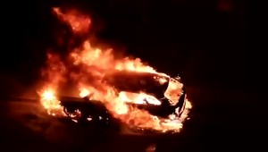 Po náraze obe autá skončili v plameňoch. Dve osoby uhoreli