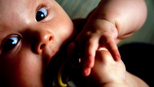 Otrasné! Mladá matka (24) zahrabala novorodenca v záhrade