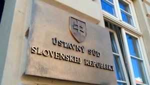 Dvaja zo 40 kandidátov na ústavných sudcov sú zároveň poslanci. Advokát tvrdí, že by sa hlasovania zúčastniť nemali