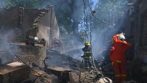 1240. deň na Ukrajine: Terčom ruskej bomby sa stala nákupná zóna, kde zomreli civilisti