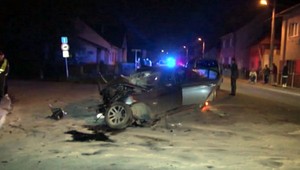 Šialená jazda opitého vodiča (24). BMW je úplne zdemolované