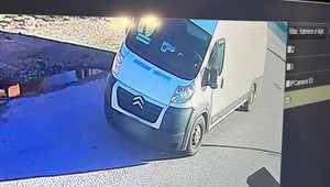 V bielej dodávke sa obnažoval pred školáčkami. Páchateľa z Komárna zadržala polícia