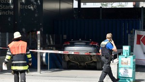 FOTO: Vodič chcel zaparkovať v podzemnej garáži. Miesto toho vošiel do metra