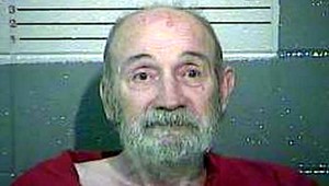 Štyridsať rokov utekal, teraz si chce odpykať trest