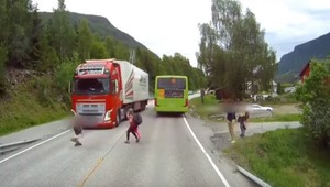 VIDEO: Chlapec vbehol kamiónu pod kolesá. Vodič len zázrakom stihol zareagovať