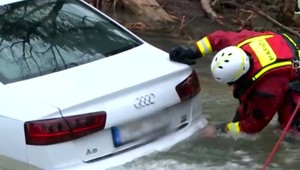 Auto skončilo v potoku: Šoféra stále hľadajú