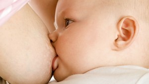 Facebook zablokoval fotky dojčenia. Matky sa búria!