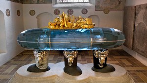 Kráľovná má sklenený sarkofág. Jeho výroba trvala roky