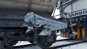 Auto narazilo do vlaku. Predná časť vozidla ostala visieť z vozňa