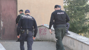 Drogová razia v centre mesta: Policajti zadržali troch mladíkov