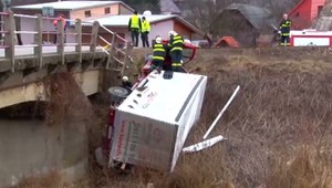 S dodávkou vošiel na priecestie napriek blížiacemu sa vlaku. Ten ju zmietol do rieky