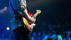 Úspešný hudobník bol krásnou ženou, dnes je z neho SEXI muž