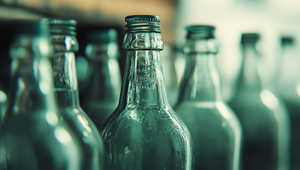Slovensko nemá dosť skla na recykláciu. Množstvo fliaš končí v komunálnom odpade