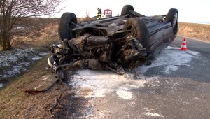 Počasie potrápilo vodičov aj na juhu Slovenska. Auto na streche a vodička v nemocnici