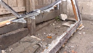 Mladíci pod vplyvom alkoholu vtrhli do domu a zaútočili na mužov. Deti sa schovávali pod posteľou