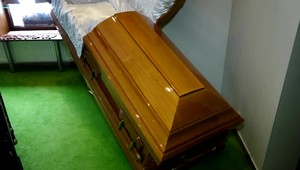 Ženu vyhlásili za mŕtvu. Následne sa zobudila na vlastnom pohrebe