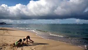 Scéna ako z hororu. Deti sa hrali na pláži pri mŕtvole muža