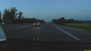 VIDEO: Starší vodič jazdil v protismere. O svojom počínaní nič netušil