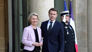 V Paríži sa začal summit európskych lídrov, Macron predtým telefonoval s Trumpom