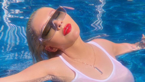 Poriadne dráždivá fotka slávnej speváčky! Jej prsiam ale čosi zásadné chýba!