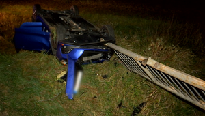 Vodič zaparkoval na streche. Do priekopy vzal so sebou zábradlie aj zvodidlo