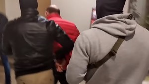 Kukláči zadržali medzinárodne hľadaného muža. Má ísť o nájomného vraha