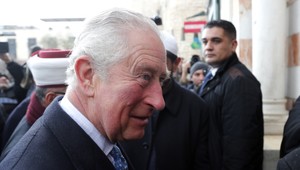 Toto veľmi o charakternosti princa Charlesa nesvedčí! TAKTO zareagoval na kolabujúceho muža!