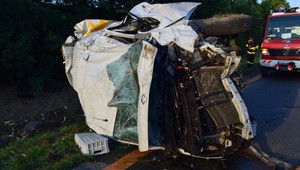 Pre poruchu odstavil auto na kraji cesty. Po chvíli do neho narazil kamión, vodiča vymrštilo z auta