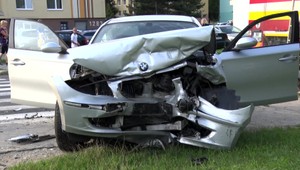 Šofér v cyklistickom pruhu narazil do auta, po jeho úniku skončili traja ľudia v nemocnici