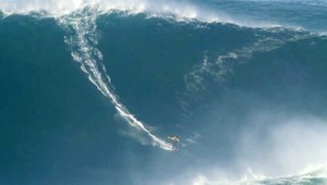 Surfer zvládol cunami!